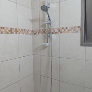 מקלחת עם ראש טוש וכיור