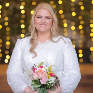 אישה עם שיער בלונדיני גלי ואיפור עדין