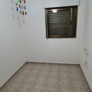 חדר ריק עם רצפה נקייה ומאוורר תקרה