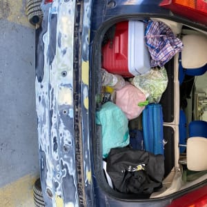 תיקוני צבע על פגוש אחורי של רכב כחול