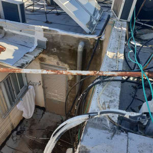 איטום גג עם יריעות ביטומניות וצינורות חשופים