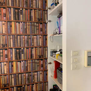 כוסות זכוכית במדף פתוח בארון