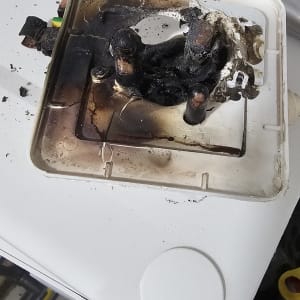 שקע חשמלי שרוף עם חוטים פגומים