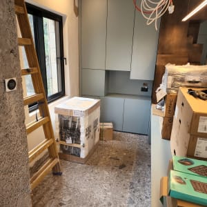 ארגזים וקרטונים על רצפה נקייה