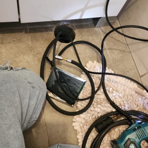 כלי עבודה וצינורות על רצפה, חיפוש נזילות