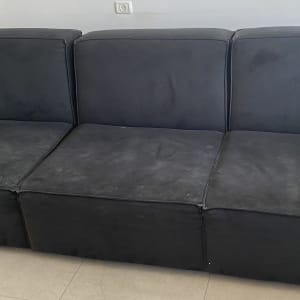 ספה שחורה עם כתמים קלים על המושב