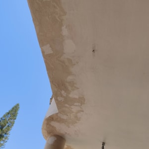 תקרה עם סימני תיקון והתקלפות צבע