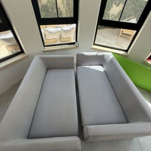 ספות אפורות ליד חלונות גדולים