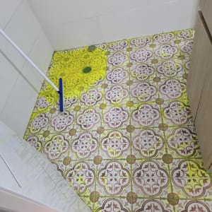 רצפה עם דליפה וניקוז מים