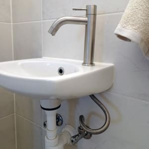 כיור עם ברז נירוסטה וצינור גמיש מתחת