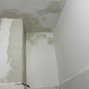 תיקון קיר עם טיח וצבע