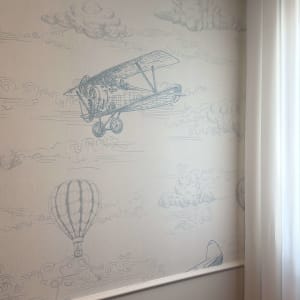 טפט עם עיצוב של מטוסים ובלונים בחדר מואר