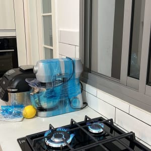 כיריים גז עם להבות כחולות במטבח מודרני