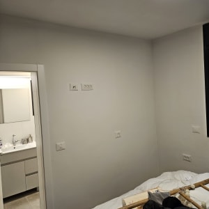 קיר צבוע בלבן עם מתגי חשמל