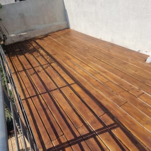 דק עץ חום עם צללים על מרפסת