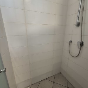 קירות וריצוף חדר מקלחת נקיים ומבריקים לאחר ניקוי