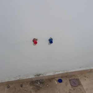 שני ברזים בקיר, אחד אדום ואחד כחול