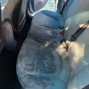 ניקוי מושבים ברכב עם איש מקצוע