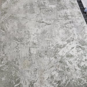 שטיח עם כתמים על הרצפה, חלקית נקי