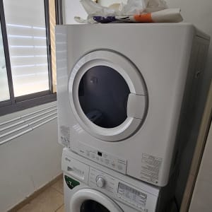 מכונת כביסה ומייבש בחדר כביסה עם חלון