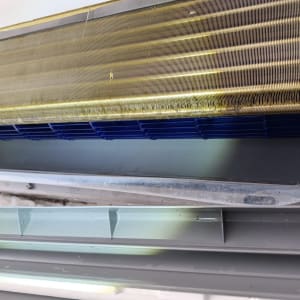 חלק פנימי של מזגן עם סוללה ומאוורר