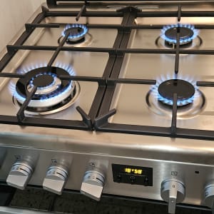 כיריים גז עם להבות כחולות במטבח