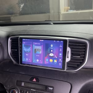 מערכת מולטימדיה ברכב עם מסך מגע ותצוגת אפליקציות