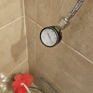 מד לחץ מים במקלחת עם ספוג אדום