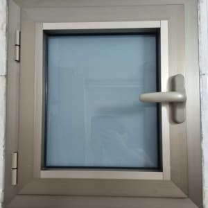 חלון אלומיניום עם ידית בצבע כסוף