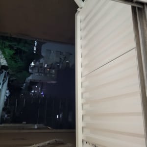 תריס אלומיניום לבן עם מסגרת מתכת