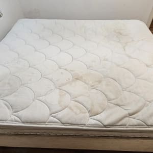 מזרן עם כתמים שונים על פני השטח