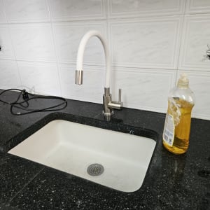 כיור מטבח עם ברז לבן וסבון כלים