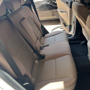 מושבי רכב נקיים עם דלת פתוחה וצינור ניקוי