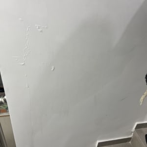 קיר עם סימני רטיבות ונזילה