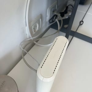 יחידת Mesh Fiber לבנה מחוברת לשקע תקשורת ולחשמל
