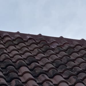 גג רעפים חום עם שמיים ברקע