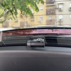 מצלמת רכב מותקנת על מדף אחורי