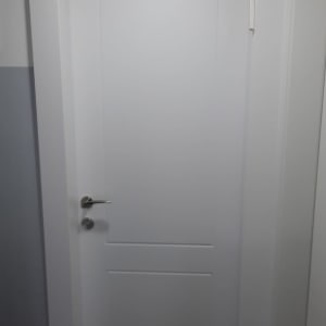 דלת לבנה עם ידית כסופה