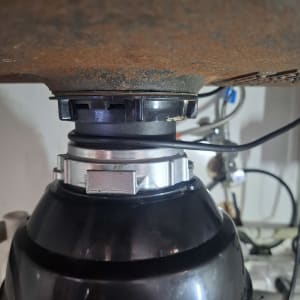 מכשיר אינסטלציה מתחת לכיור עם חלודה