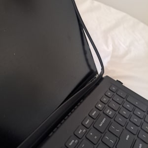 מחשב נייד עם מסך ומקלדת