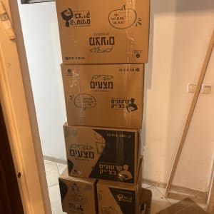 ארגזים על עגלה במסדרון בית