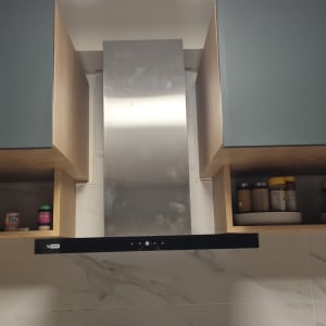 קולט אדים מותקן בין ארונות מטבח