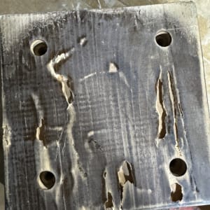 לוח עץ עם חורים ונזקי חרקים