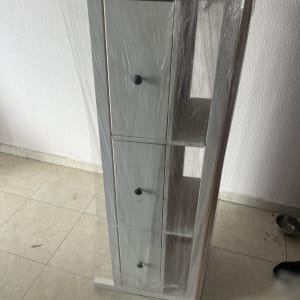 ארון עטוף בניילון מונח על רצפה