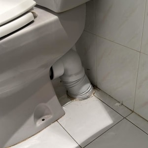 אסלה עם חיבורי צנרת ותשתית רצפה