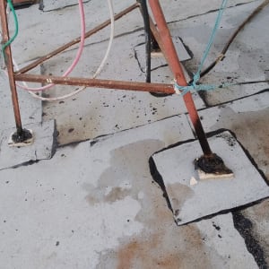 איטום גג עם זפת סביב עמודי מתכת