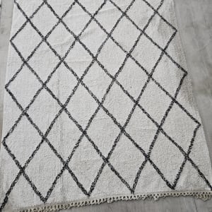 שטיח עם דוגמת יהלומים על רצפה