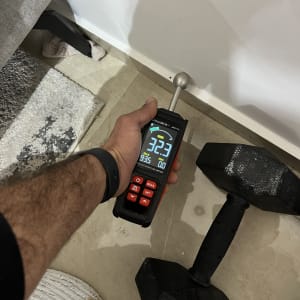 מד לחות על רצפה ליד משקולת