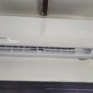 מזגן מותקן על קיר עם תצוגה דיגיטלית