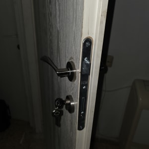 דלת עם מנעול ומפתח תלוי